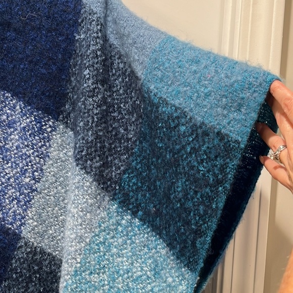NWT JUST JAMIE Gorgeous OS Plaid blue Black Soft Fuzzy Kimono Ruana Cape Poncho - Picture 8 of 9
